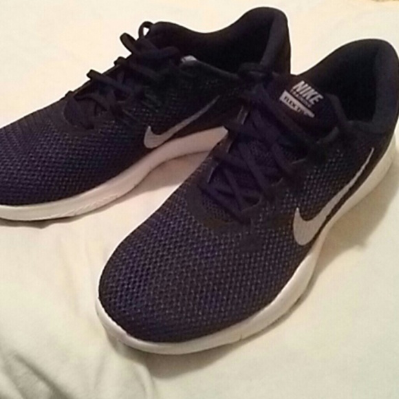 black nike shoes with white soles